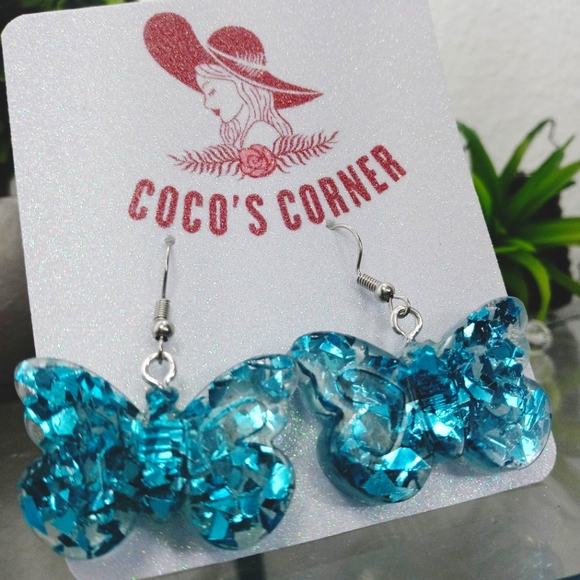 Clear butterfly dangle resin earrings - Picture 5 of 7